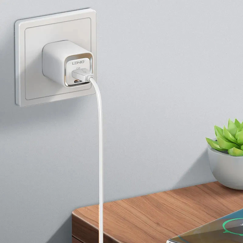 شارژر دیواری فست شارژ LDNIO A2528M 2Port 3A PD 35W + کابل آیفونی