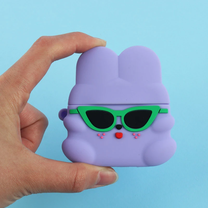 محافظ AirPods Pro 2 سیلیکونی طرح زن کلاه دار بنفش
