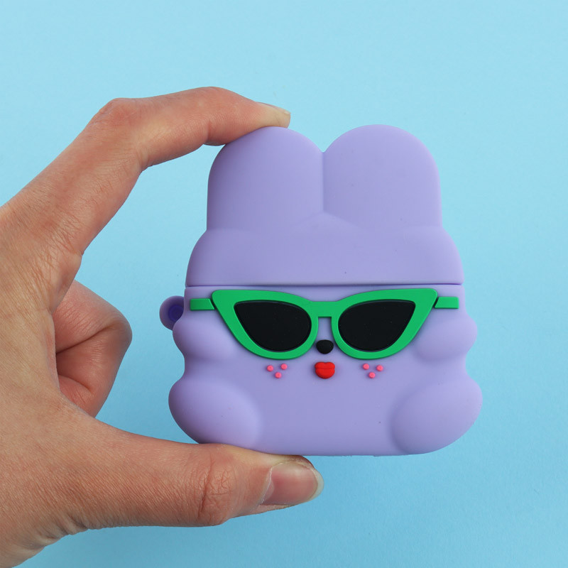 محافظ AirPods Pro 2 سیلیکونی طرح زن کلاه دار بنفش