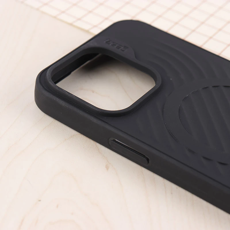 قاب سیلیکونی مگ سیف Gear4 آیفون iPhone 13 Pro