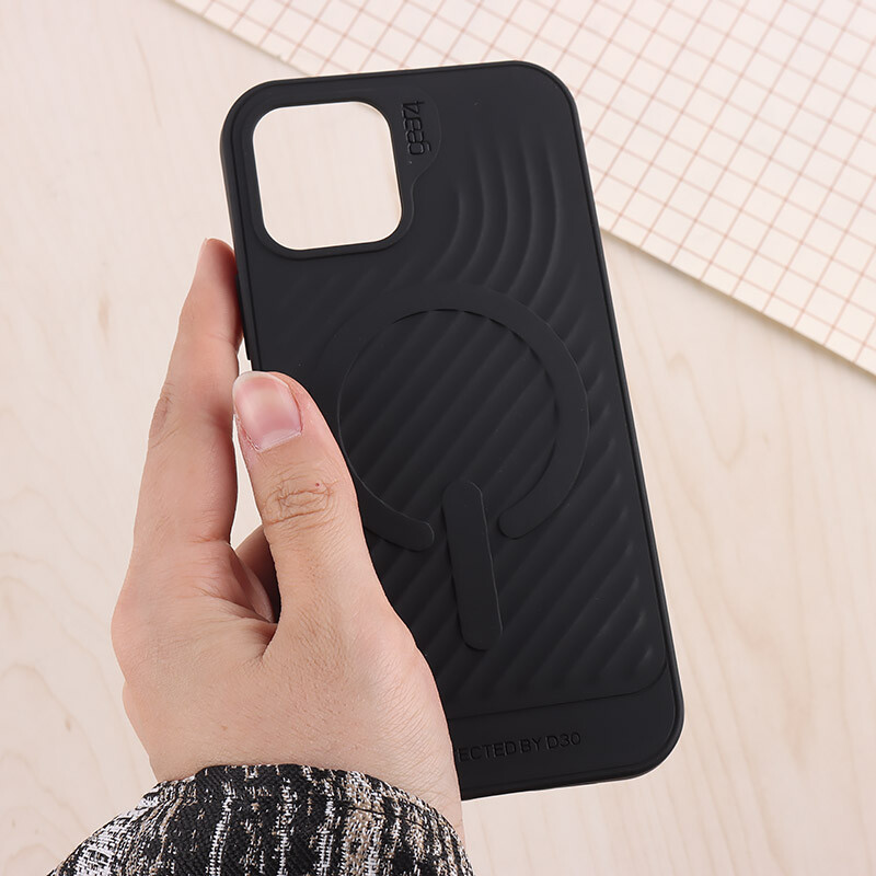 قاب سیلیکونی مگ سیف Gear4 آیفون iPhone 12 / 12 Pro
