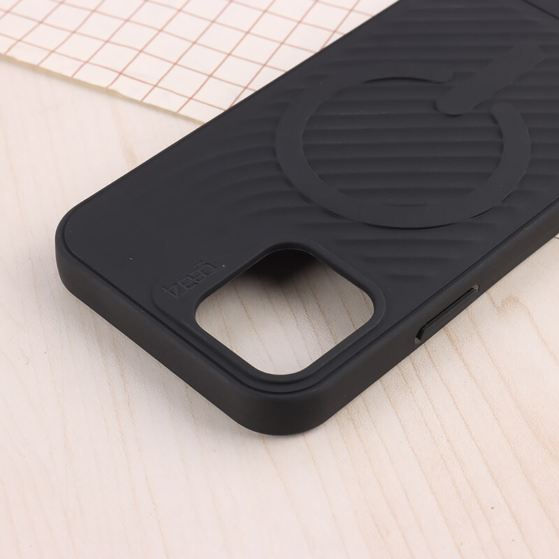 قاب سیلیکونی مگ سیف Gear4 آیفون iPhone 12 / 12 Pro
