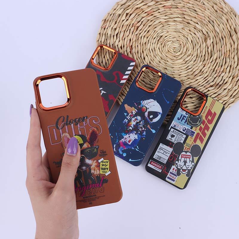 قاب چرمی سامسونگ Galaxy A06 طرح دار دور محافظ لنز متال