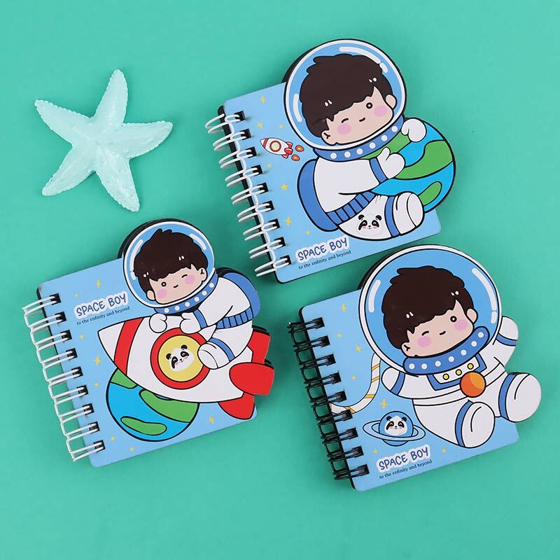 دفترچه یادداشت 47 برگ طرح فضانور بغل بازشو