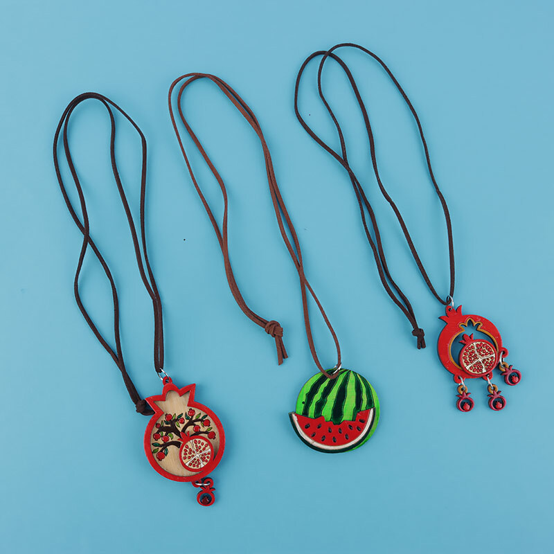 گردنبند یلدایی جیر طرح پلاک چوبی