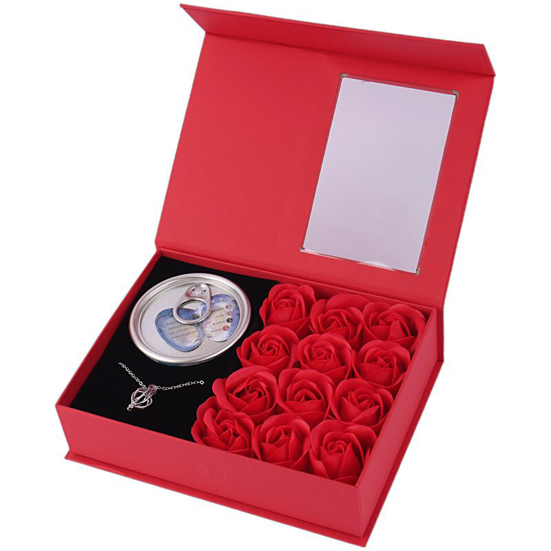 ست باکس گل و گردنبند مروارید عشق کوچک