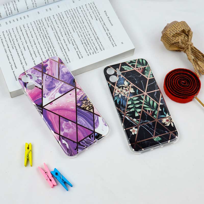 قاب محافظ لنزدار طرح کاشی iPhone 11