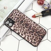 قاب محافظ لنزدار طرح پلنگی iPhone 11