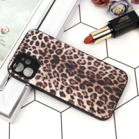 قاب محافظ لنزدار طرح پلنگی iPhone 12