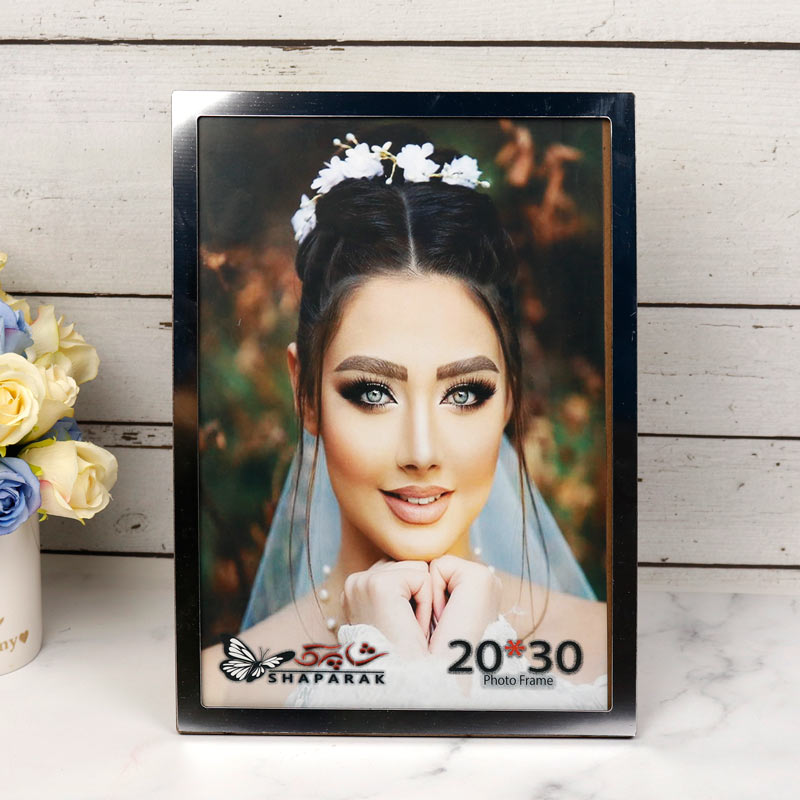قاب عکس چوبی ساده دور نقره ای 20*30 سانتی متر