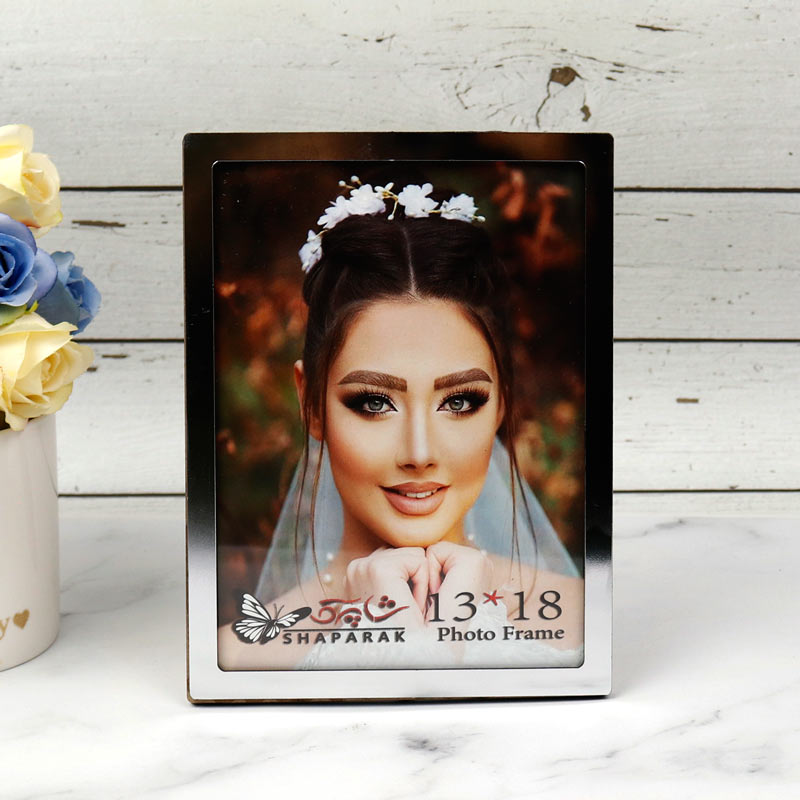 قاب عکس چوبی ساده دور نقره ای 13*18 سانتی متر