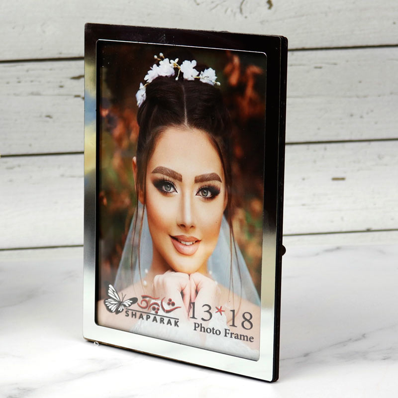 قاب عکس چوبی ساده دور نقره ای 13*18 سانتی متر