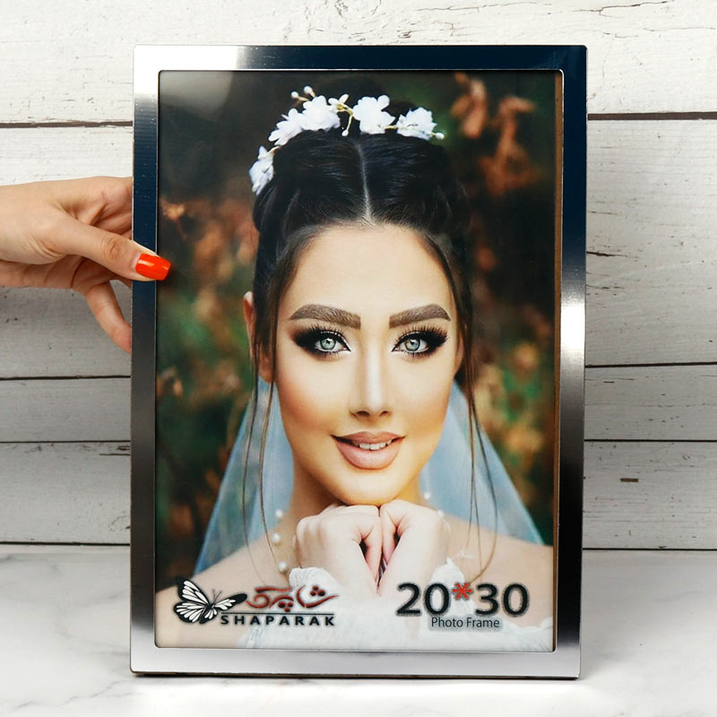 قاب عکس چوبی ساده دور نقره ای 20*30 سانتی متر
