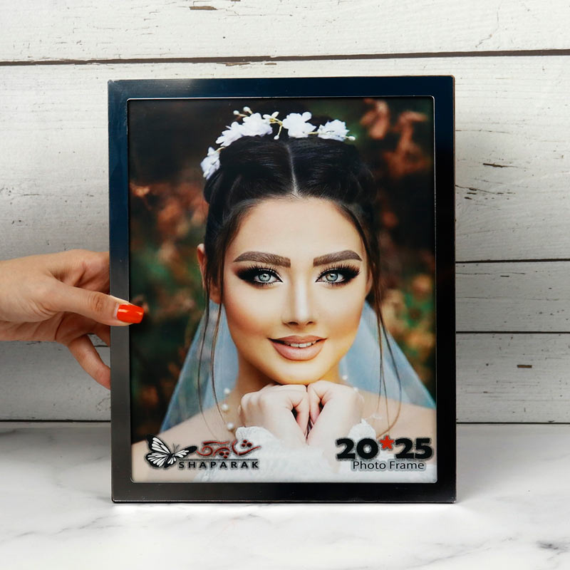قاب عکس چوبی ساده دور نقره ای 20*25 سانتی متر