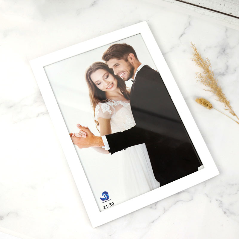 قاب عکس چوبی ساده سفید 20*30 سانتی متر