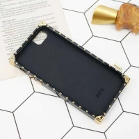 قاب فانتزی صندوقی LV مشکی طلایی + آویز دستی iPhone 7/8