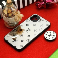قاب محافظ لنزدار آینه ای + پاپ سوکت طرح LV مشکی iPhone 11