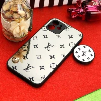 قاب محافظ لنزدار آینه ای + پاپ سوکت طرح LV مشکی iPhone 12