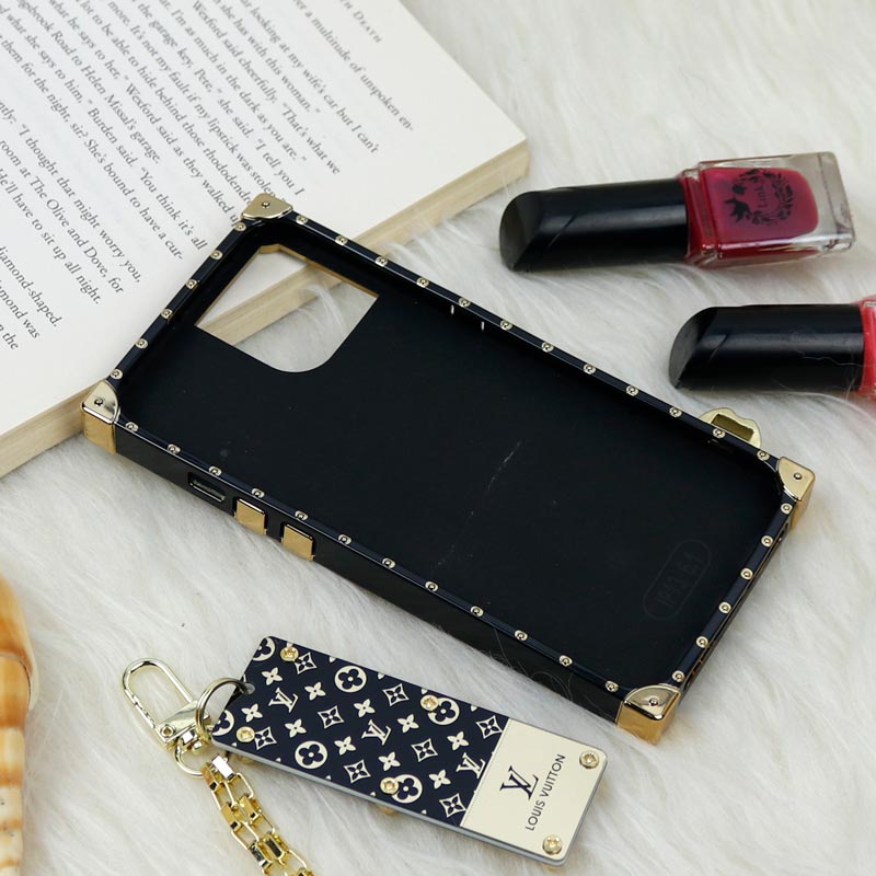 قاب فانتزی صندوقی LV مشکی طلایی + آویز دستی iPhone 13