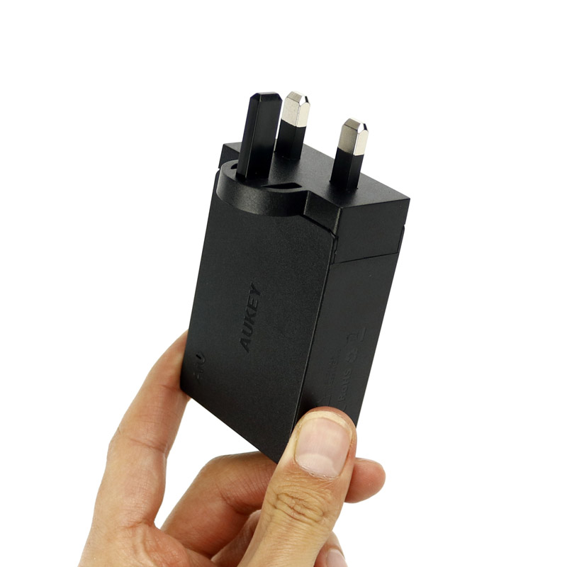 شارژر دیواری فست شارژ Aukey PA-T14 3Port QC3 3A 42W + کابل میکرو یو اس بی