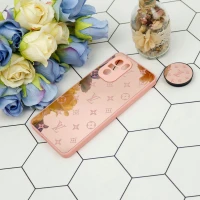 قاب محافظ لنزدار آینه ای + پاپ سوکت طرح LV صورتی Xiaomi Poco F3
