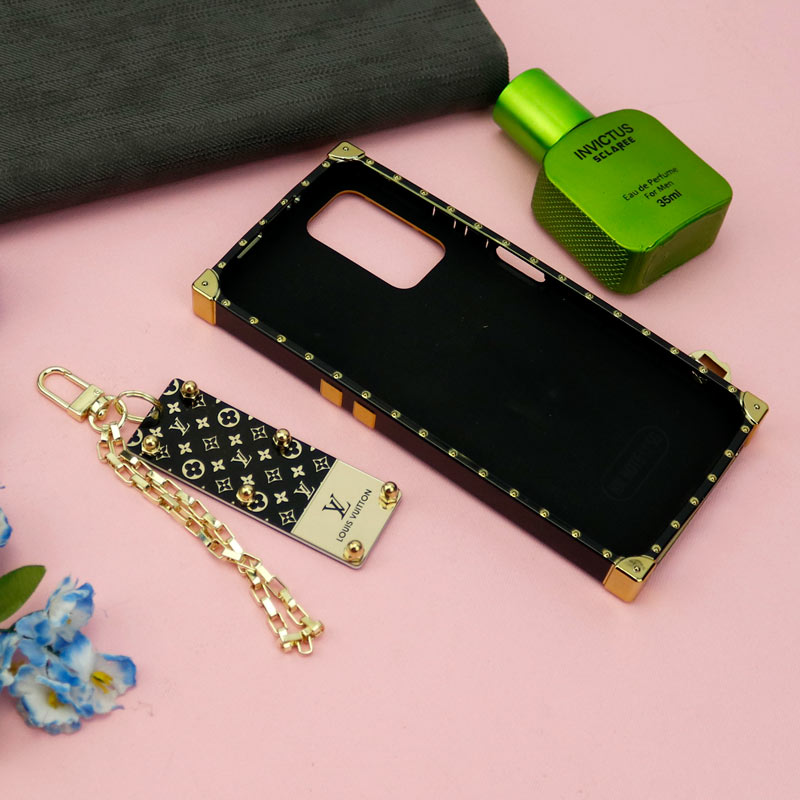 قاب فانتزی صندوقی LV مشکی طلایی + آویز دستی Xiaomi Poco M4 Pro