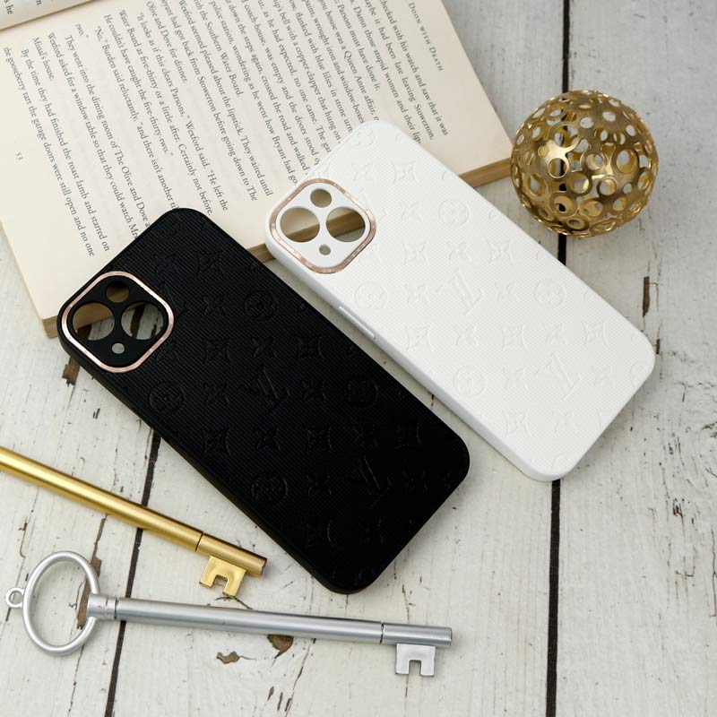 قاب چرمی داغی خورده LV محافظ لنزدار iPhone 13