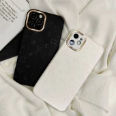 قاب چرمی داغی خورده LV محافظ لنزدار iPhone 13