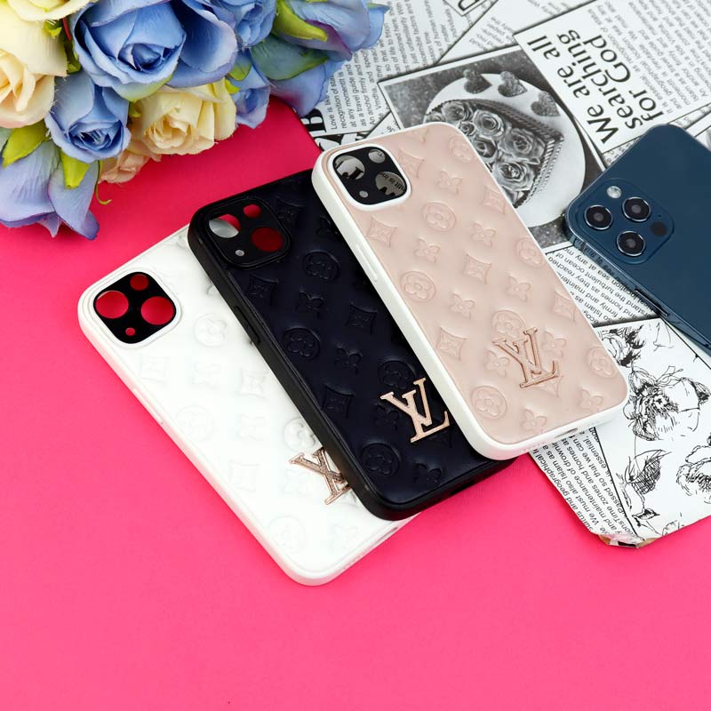 قاب چرمی LV محافظ لنزدار iPhone 13