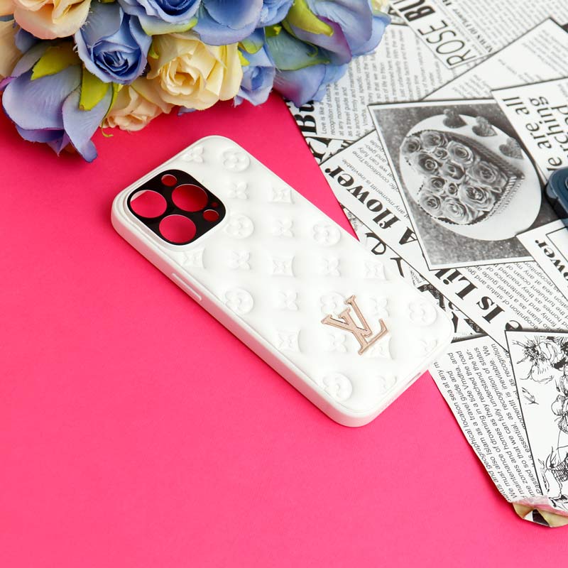 قاب چرمی LV محافظ لنزدار iPhone 13 Pro