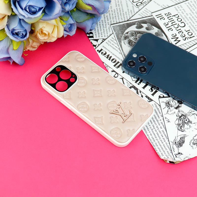 قاب چرمی LV محافظ لنزدار iPhone 13 Pro