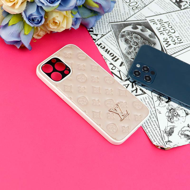 قاب چرمی LV محافظ لنزدار iPhone 13 Pro Max