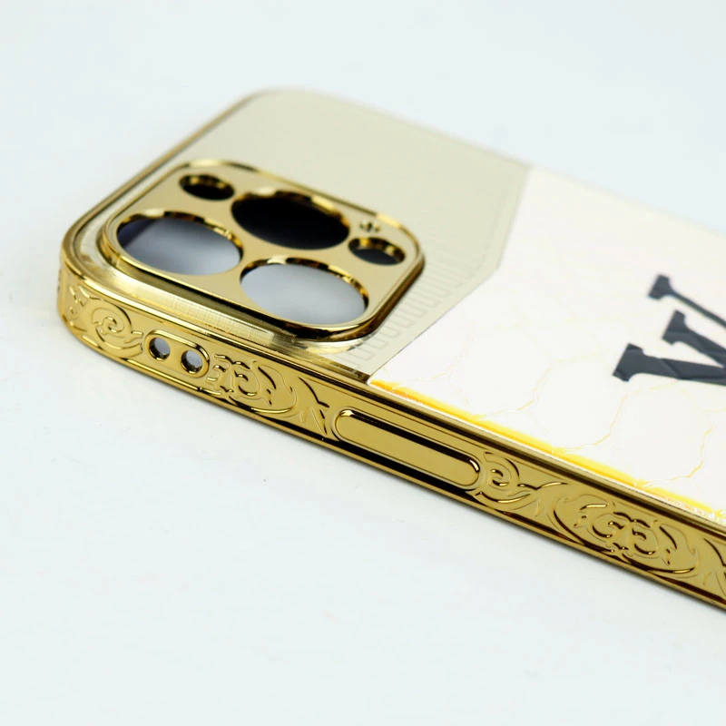 قاب طرح چرمی LV هولوگرامی محافظ لنزدار iPhone 13 Pro Max طلایی