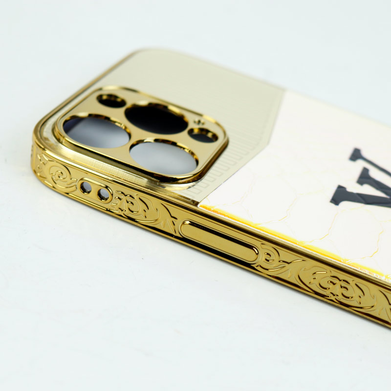 قاب طرح چرمی LV هولوگرامی محافظ لنزدار iPhone 13 Pro Max طلایی