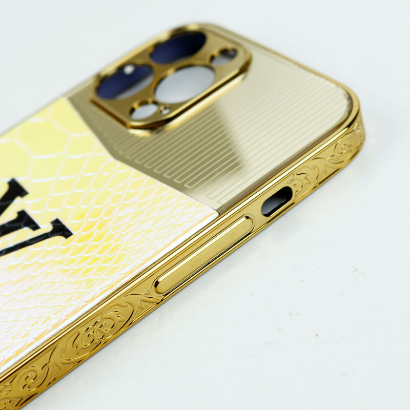 قاب طرح چرمی LV هولوگرامی محافظ لنزدار iPhone 13 Pro Max طلایی