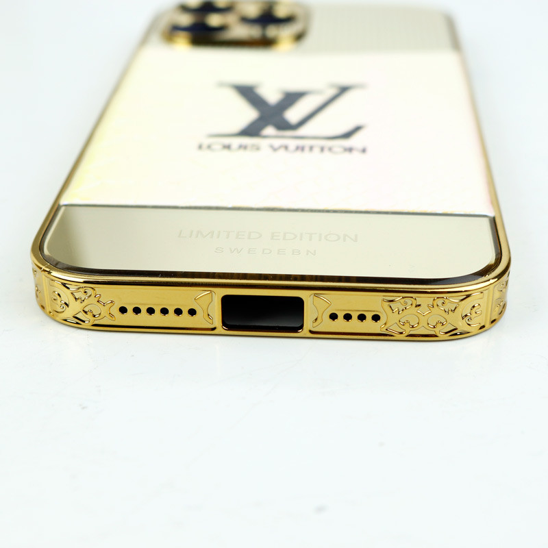 قاب طرح چرمی LV هولوگرامی محافظ لنزدار iPhone 13 Pro Max طلایی