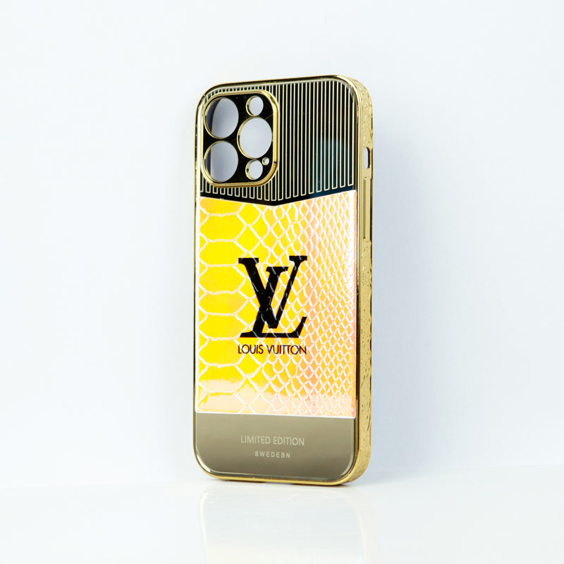 قاب طرح چرمی LV هولوگرامی محافظ لنزدار iPhone 13 Pro Max طلایی
