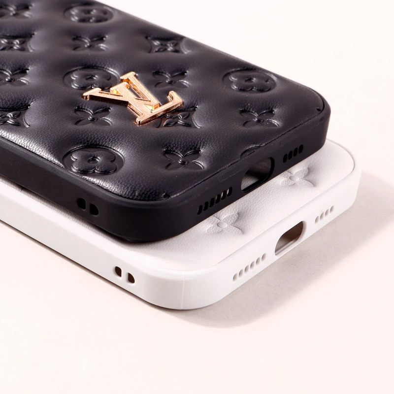قاب پافر چرمی LV محافظ لنزدار iPhone 14 Plus